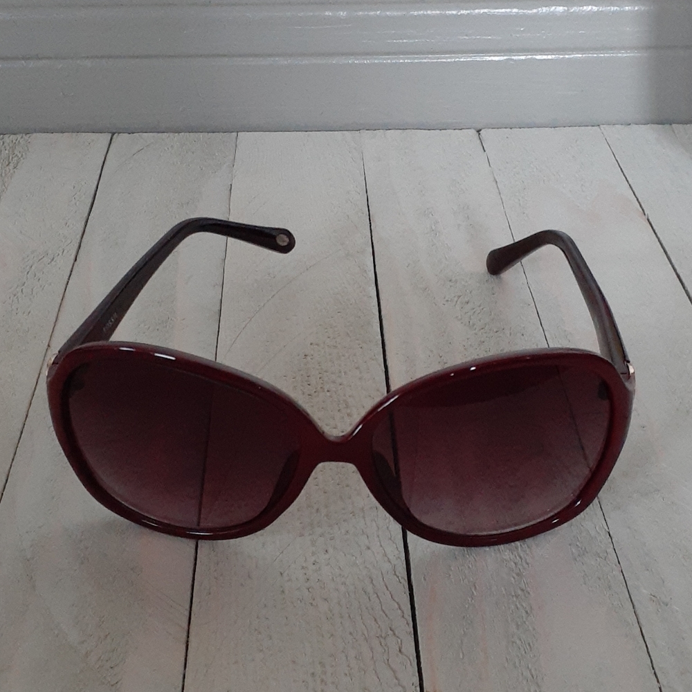 Fossil sunglasses maroon color